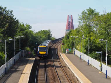 Edinburgh, İngiltere - Haziran 2018 yaklaşık: Dalmeny Tren İstasyonu Forth Köprüsü için