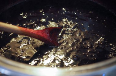 Bir tencerede kaynar Meyve reçeli Kuru Erik