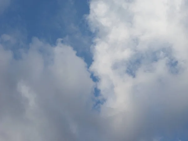 Ciel Bleu Avec Des Nuages Utiles Comme Arrière Plan — Photo