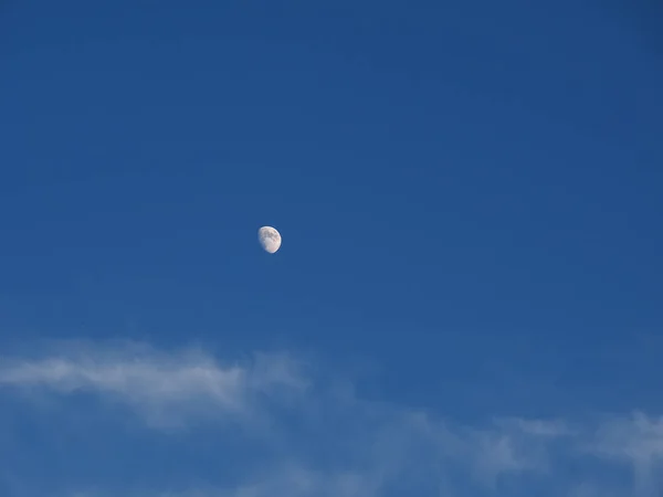 Wassende Maan Maan Blauwe Hemel Met Wolken — Stockfoto