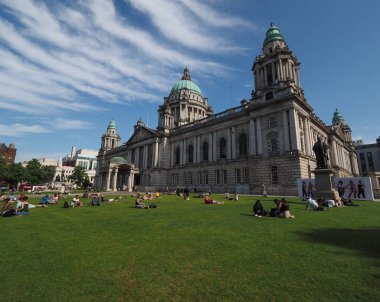 Belfast, İngiltere - Haziran 2018 yaklaşık: İnsanların önünde Belfast City Hall Park'ta
