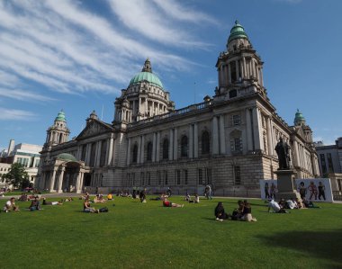 Belfast, İngiltere - Haziran 2018 yaklaşık: İnsanların önünde Belfast City Hall Park'ta