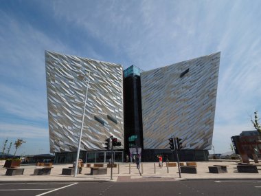 Belfast, İngiltere - Haziran 2018 yaklaşık: Titanic Belfast Merkezi sitesinde nerede Rms Titanic inşa edilmiş eski Harland Wolff Tersane