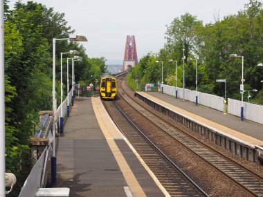 Edinburgh, İngiltere - Haziran 2018 yaklaşık: Forth Köprüsü, Firth of Forth prensibine göre tren köprüden 1882 yılında inşa