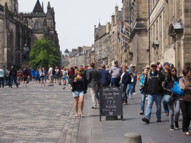 Edinburgh, İngiltere - Haziran 2018 yaklaşık: Royal Mile insanlar