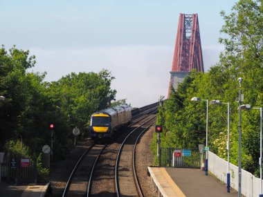Edinburgh, İngiltere - Haziran 2018 yaklaşık: Dalmeny Tren İstasyonu Forth Köprüsü için