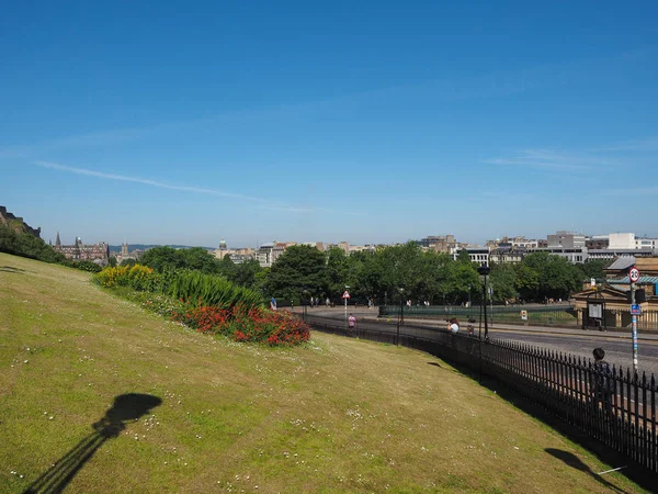 Edinburgh Circa Giugno 2018 Collina Artificiale Mound Collega Città Vecchia — Foto Stock