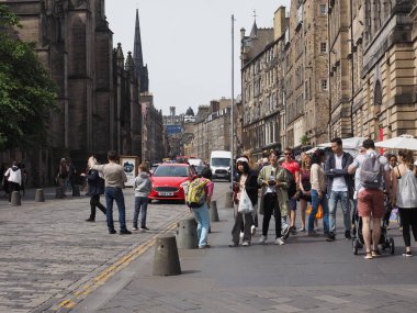 Edinburgh, İngiltere - Haziran 2018 yaklaşık: Royal Mile insanlar
