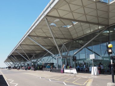 Stansted, İngiltere - Haziran 2018 yaklaşık: Londra Stansted Havaalanı Tasarım Mimar Lord Norman Foster tarafından gezginler