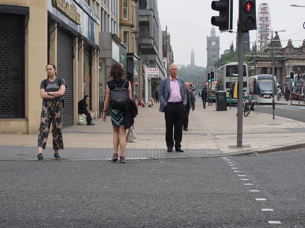 Edinburgh, İngiltere - Haziran 2018 yaklaşık: İnsanlarda Princes Caddesi