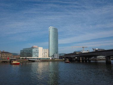 Belfast, İngiltere - Haziran 2018 yaklaşık: Panoramik nehir Lagan