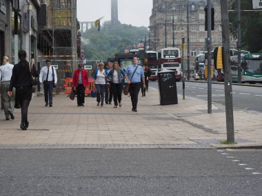 Edinburgh, İngiltere - Haziran 2018 yaklaşık: İnsanlarda Princes Caddesi