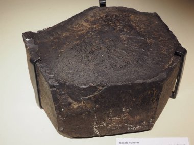 Belfast, İngiltere - Haziran 2018 yaklaşık: Bazalt sütun, Giants causeway, Ulster Müzesi'nde bulunan.