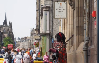 Edinburgh, İngiltere - Haziran 2018 yaklaşık: Royal Mile High Street üzerinde busking gayda oyuncu