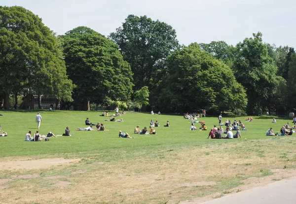 ベルファスト イギリス 2018 人の植物園で日光浴 — ストック写真