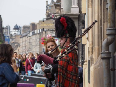 Edinburgh, İngiltere - Haziran 2018 yaklaşık: Royal Mile High Street üzerinde busking gayda oyuncu