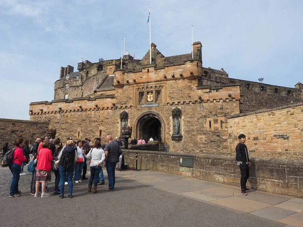 Edinburgh Circa June 2018 Туристы Посещающие Эдинбургский Замок — стоковое фото