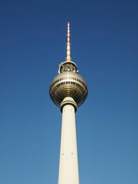 Berlin fernsehturm televizyon kulesi üzerinde mavi gökyüzü