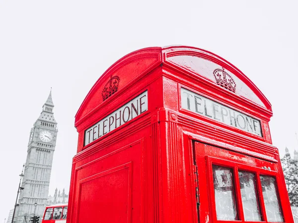ロンドンで彩度の低い黒と白の背景に赤い電話ボックス — ストック写真