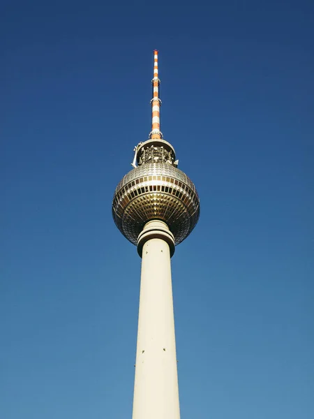 Berlín Fernsehturm Televizní Věž Nad Modrá Obloha — Stock fotografie