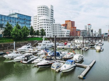 DUESSELDORF, ALMANY - 3 AĞUSTOS 2009: Yeni Medienafen, Steven Holl, David Chipperfield ve Frank O Gehry tarafından tasarlanmış binalar ve eski limanlarda yeniden yapılanma alanı.