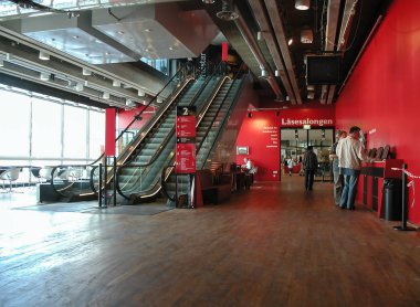 Stockholm, İsveç - yaklaşık Ağustos 2005: İnsanlar Kulturhuset (kültür evi anlamına gelir) ve Stadsteater'da (Şehir Tiyatroları)