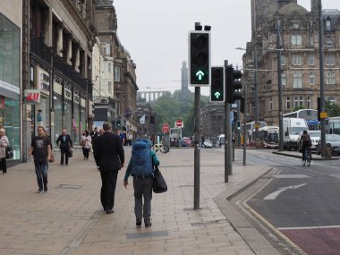 Edinburgh, İngiltere - Haziran 2018 yaklaşık: İnsanlarda Princes Caddesi