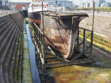 Belfast, İngiltere - Haziran 2018 yaklaşık: Çelik keson kilit kapı kuru iskeledeki