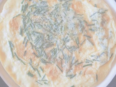 Frenk soğanı herb aka Allium schoenoprasum ile yumurta omlet, hassas yumuşak sesi arka plan olarak yararlı soluk.