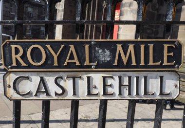 Edinburgh, İngiltere - Haziran 2018 yaklaşık: Royal Mile ve Castlehill işaretler