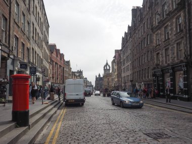 Edinburgh, İngiltere - Haziran 2018 yaklaşık: Royal Mile insanlar
