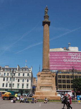 Glasgow, İngiltere - Haziran 2018 yaklaşık: Sir Walter Scott sütununda George Square