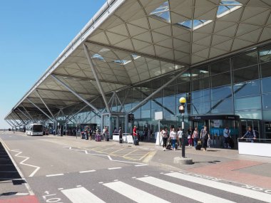 Stansted, İngiltere - Haziran 2018 yaklaşık: Londra Stansted Havaalanı Tasarım Mimar Lord Norman Foster tarafından gezginler