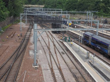 Edinburgh, İngiltere - Haziran 2018 yaklaşık: Trenler Edinburgh Waverly Tren İstasyonu