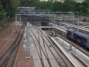 Edinburgh, İngiltere - Haziran 2018 yaklaşık: Trenler Edinburgh Waverly Tren İstasyonu