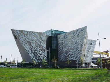 Belfast, İngiltere - Haziran 2018 yaklaşık: Titanic Belfast Merkezi sitesinde nerede Rms Titanic inşa edilmiş eski Harland Wolff Tersane