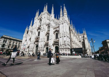 Milan, İtalya - Nisan 2016 yaklaşık: Turist Piazza Duomo (katedral Meydanı anlamına gelir)