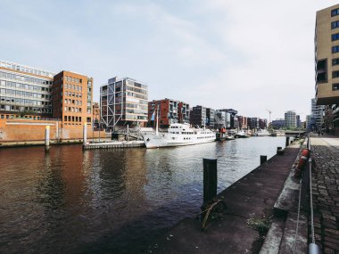 Hamburg, Almanya - Mayıs 2017 yaklaşık: Hafencity çeyrek Elbe Nehri üzerindeki Hamburg Mitte bölgesi içinde Grasbrook üzerinde eski Hamburger Hafen (Hamburg liman ada)