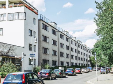 Berlin, Almanya - Ağustos 07, 2009: modernist bir konut 2008 yılında bir dünya mirası unesco tarafından tanınan Berlin grosssiedlung siemensstadt olduğunu