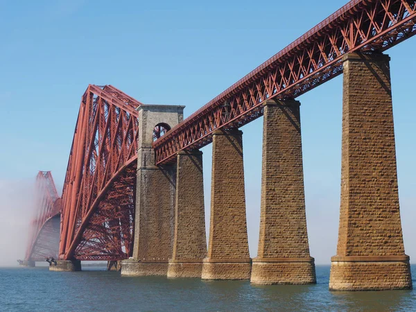 フォース橋 片持梁などの湾を渡る鉄道橋は 英国エジンバラ 1882 年に建て — ストック写真