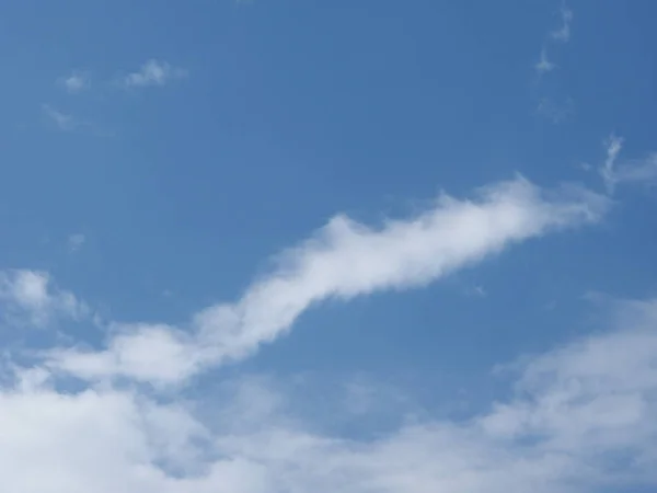 背景として役に立つ雲のある青空 — ストック写真