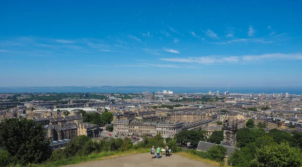 Edinburgh, İngiltere - Haziran 2018 yaklaşık: Calton Hill gördün şehrin havadan görünümü