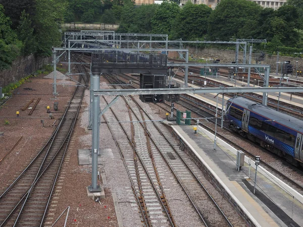 Edinburgh Ngiltere Haziran 2018 Yaklaşık Trenler Edinburgh Waverly Tren Stasyonu — Stok fotoğraf