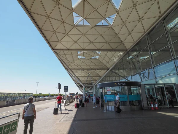 Stansted, İngiltere - Haziran 2018 yaklaşık: Londra Stansted Havaalanı Tasarım Mimar Lord Norman Foster tarafından gezginler
