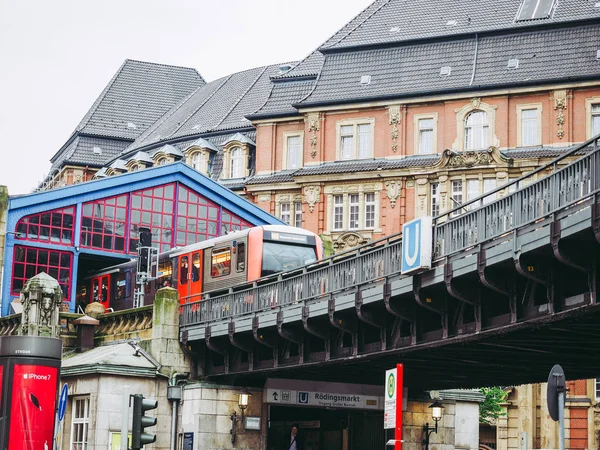 Hamburg, Almanya - Mayıs 2017 yaklaşık: S-Bahn (S-tren) hızlı taşıma sistemi