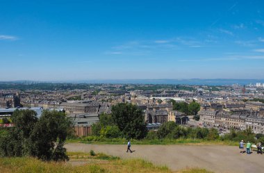 Edinburgh, İngiltere - Haziran 2018 yaklaşık: Calton Hill gördün şehrin havadan görünümü