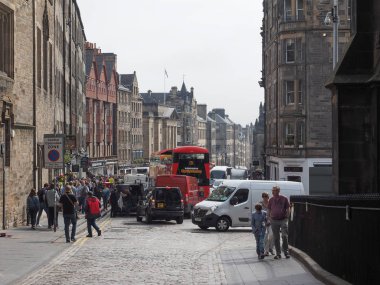 Edinburgh, İngiltere - Haziran 2018 yaklaşık: Royal Mile insanlar