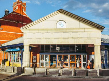 Coventry, İngiltere - 21 Eylül 2011: Yolcu havuz çayır otobüs durağı önünde