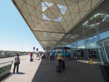Stansted, İngiltere - Haziran 2018 yaklaşık: Londra Stansted Havaalanı Tasarım Mimar Lord Norman Foster tarafından gezginler