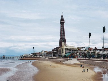 Blackpool, İngiltere - Haziran 2016 yaklaşık: Blackpool Pleasure Beach resort ve Blackpool Tower Fylde kenarı Lancashire'deki/daki oteller